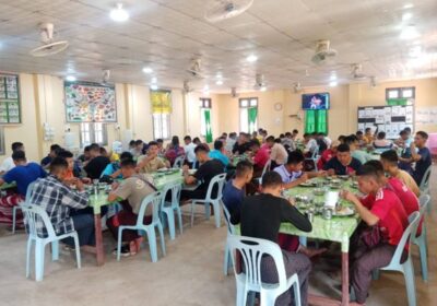 60人の青年が入学